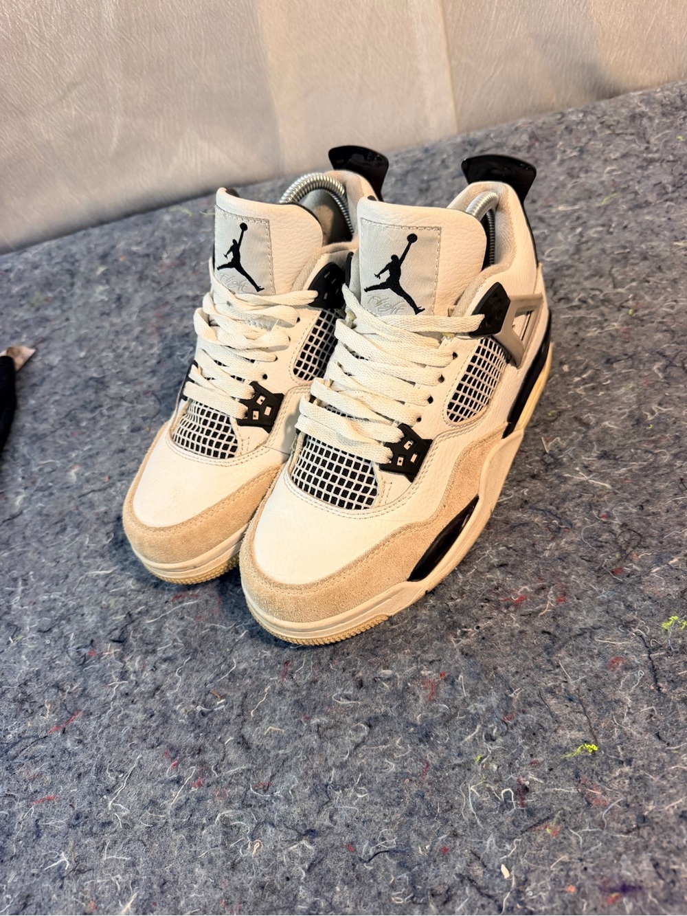 Air Jordan 4 Retro “Military Black” (2022).